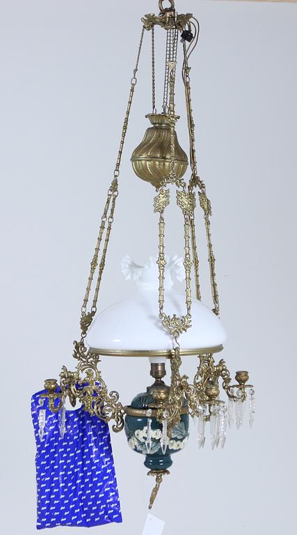 FOTOGENLAMPA, majolika. Omkring 1900. H 120.