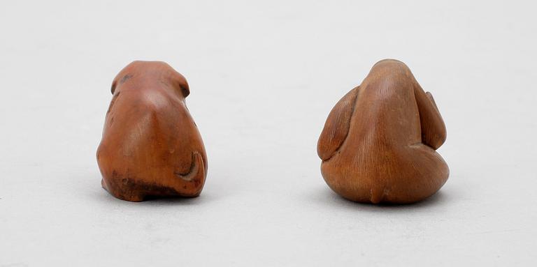 NETSUKE, 2 st, trä, Japan. Meiji (1867-1911).