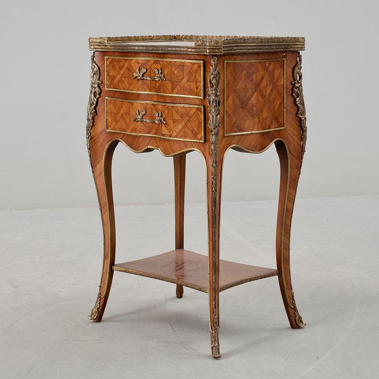LAMPBORD, Louis XV-stil, troligen Frankrike, 1900-talets första hälft.