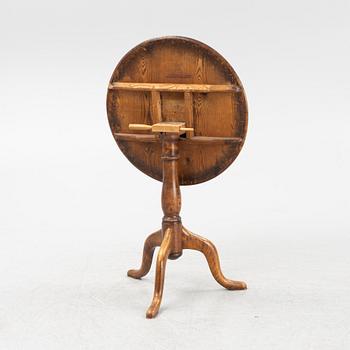 A alder root veneered tilt-top table by Jacob Sjölin 1767-1785.