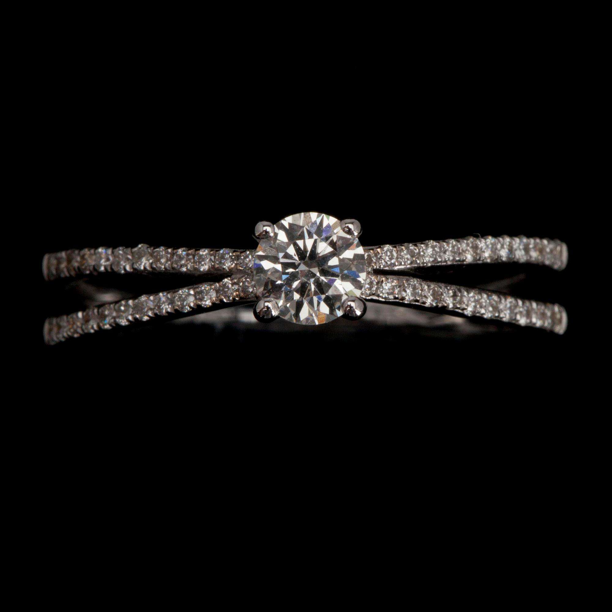 RING, vitguld 18K samt diamanter tot. 0.43 ct. Vikt ca 2,8 g.