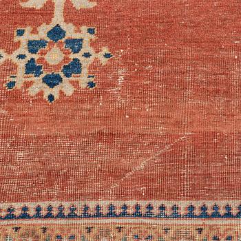 An antique Ziegler carpet, Sultanabad area, ca 418 x 330 cm.