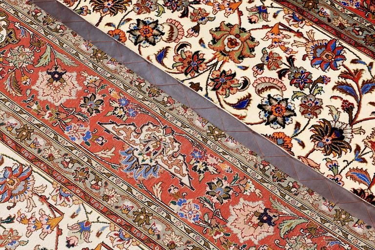 A carpet, Täbriz part silk, 306 x 200 cm.