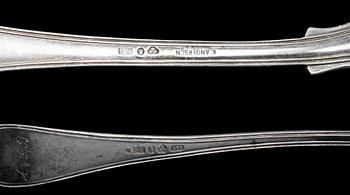 BESTICK, 33 delar. silver. Olika modeller och tillverkare. Mestadels omkring 1900. Total vikt ca 850 gram.