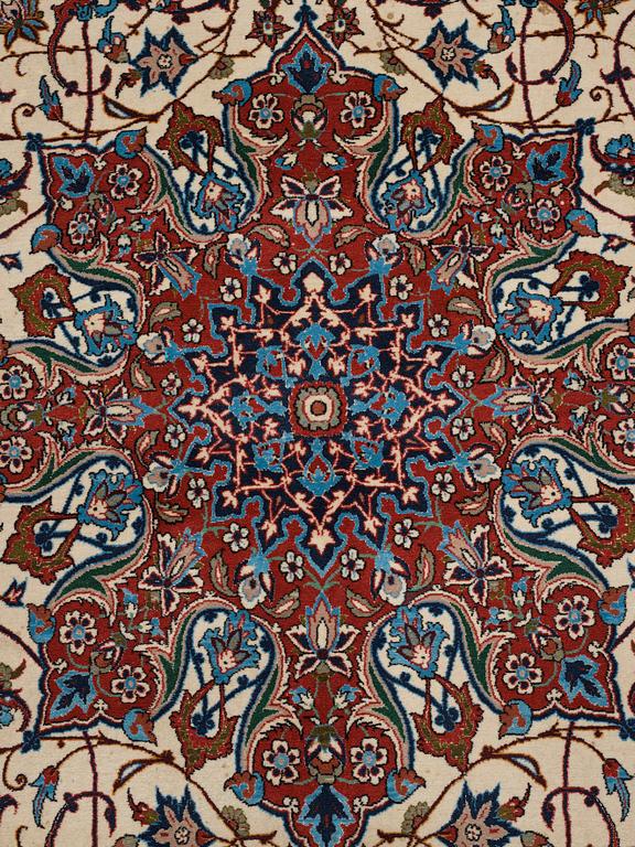 MATTO, a carpet, Old Esfahan, part silk, ca 327 x 209 cm.