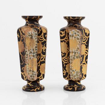 A pair of Japanese lacquered vases, Meiji period (1868-1912).