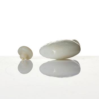 A white nephrite snuff bottle with stopper, Qing dynasty (1644-1912).