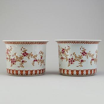 Two chinese famille rose porcelain flower pots, 20th century.