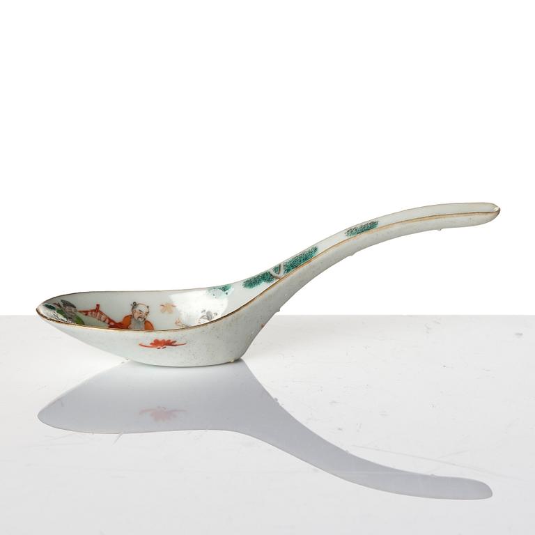 A Chinese porcelain dish and a spoon, late Qing dynasty / around 1900.