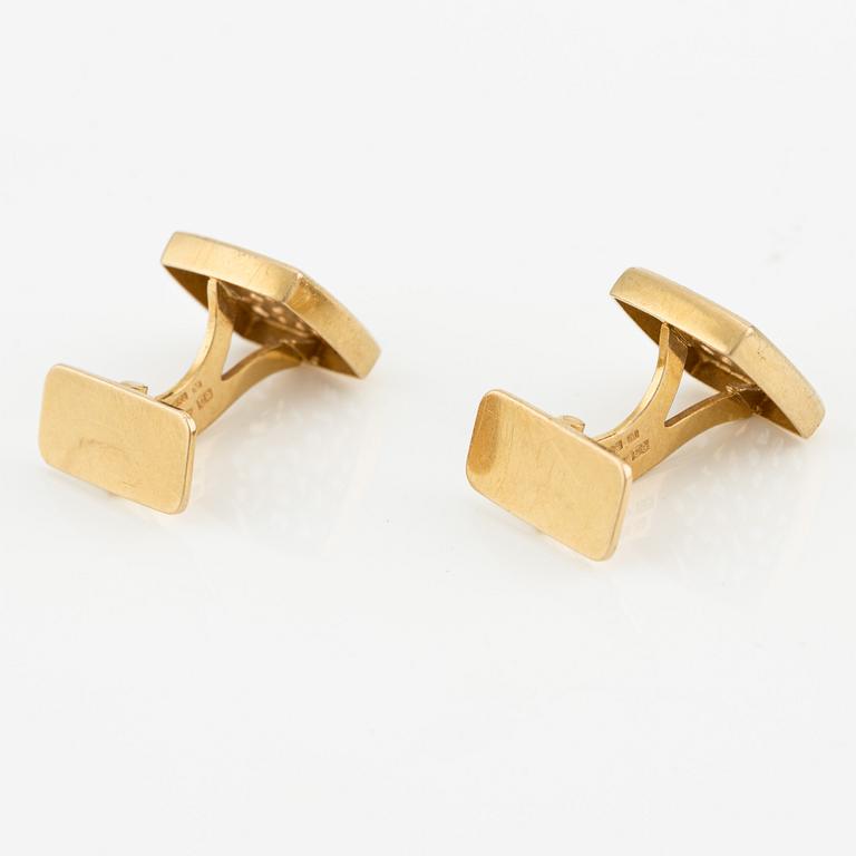 A pair of 18K gold cufflinks.