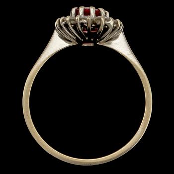RING, 18k vitguld med en burmarubin, 0.68 ct samt 10 briljantslipade diamanter, tot 0.51 ct. Vikt 4 g.
