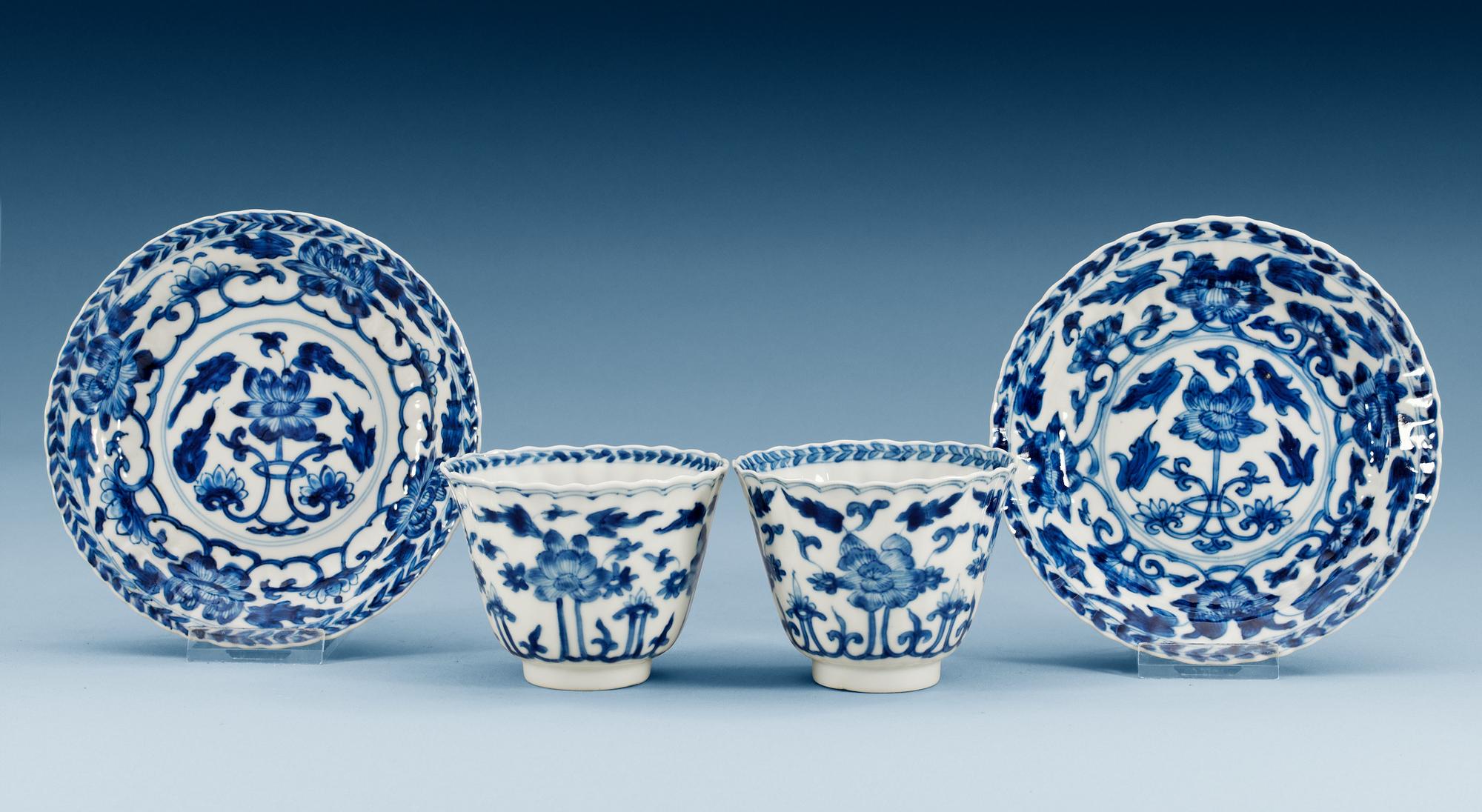 KOPPAR med FAT, ett par, porslin. Qing dynastin, Kangxi (1662-1722).