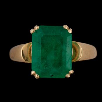 RING, 18k guld med smaragd ca11,9x9mm. W A Bolin, Stockholm, 1964. Vikt 7,1g.