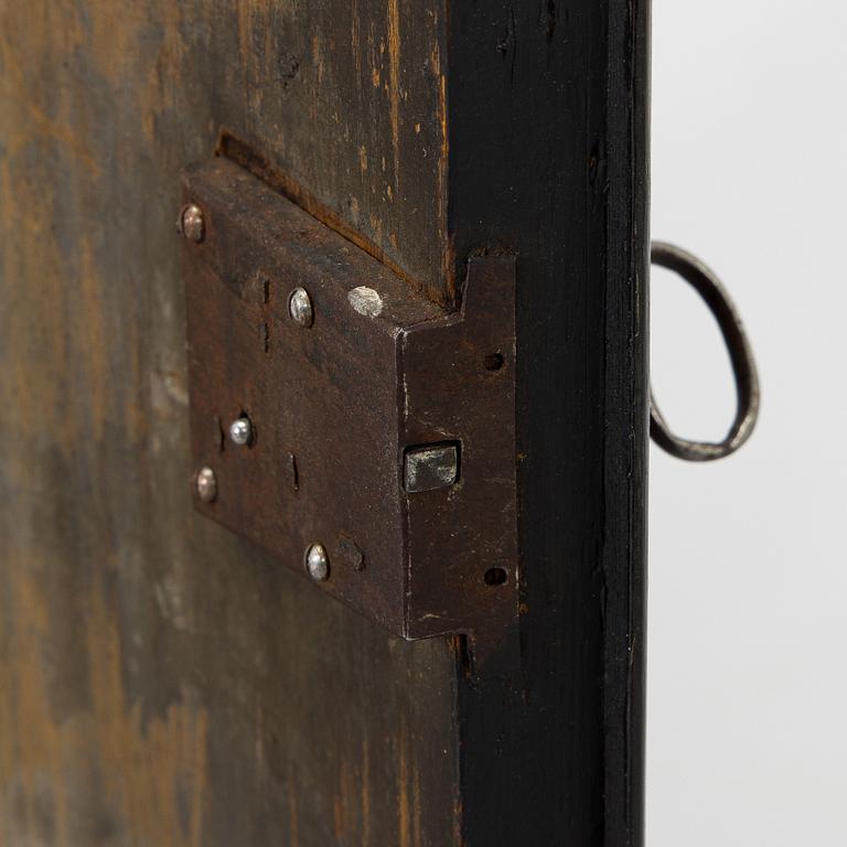 Corner cabinet with shelves, 18th/19th century.