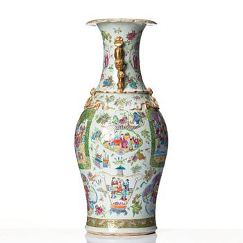 A famille rose Canton vase, Qing dynasty, 19th century.