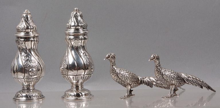 STRÖARE, ett par samt BORDSDEKORATIONER 2 st, silver, svenska importstämplar, 1900-tal.