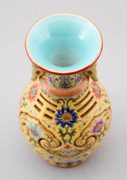 VAS, porslin, Kina, sannolikt 1900-tal.