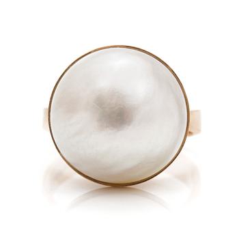 A ring set with a cultured mabé pearl.