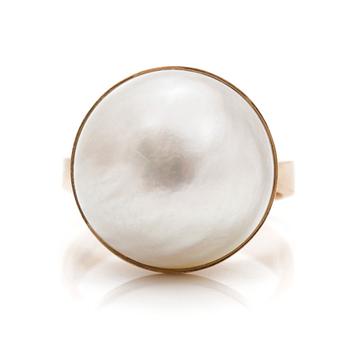 A ring set with a cultured mabé pearl.