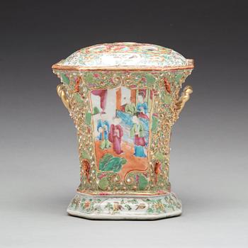 An Export Canton famille rose tulip vase, Qing dynasty, late 19th Century.