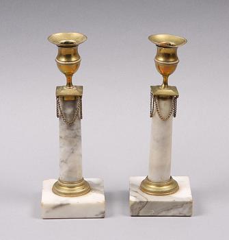 LJUSSTAKAR, ett par, marmor, mässing, sengustavianska, omkring 1800.