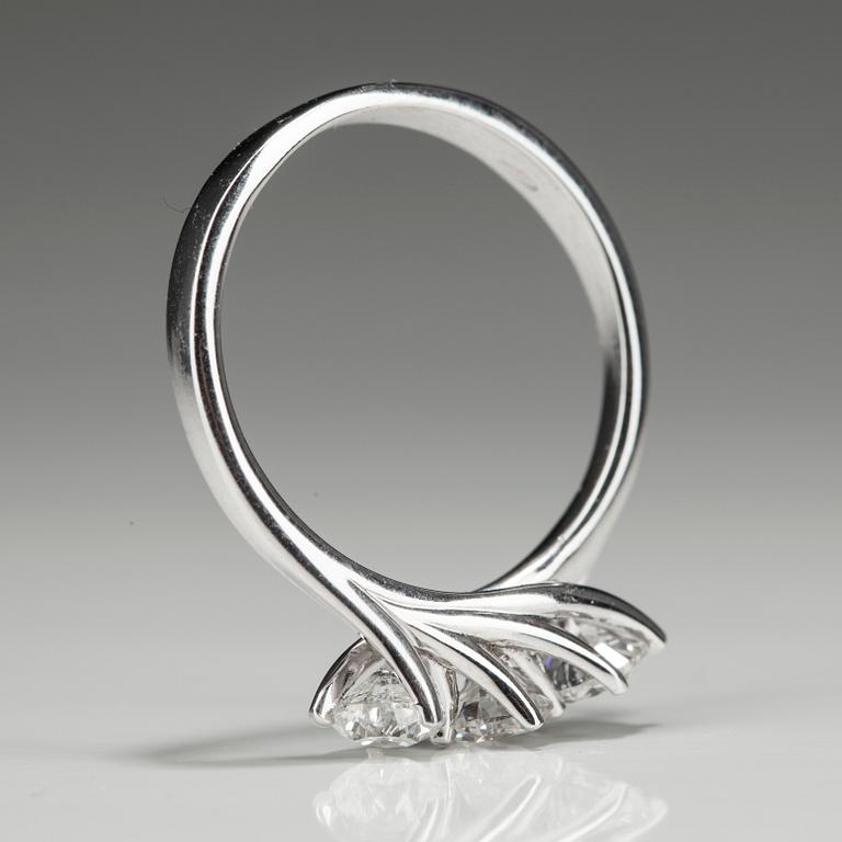 RING, vitguld 18K med 3 briljantslipade diamanter tot. 0,91 ct. Vikt 3,18 g. Intyg.