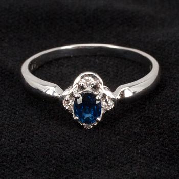 RING, vitguld 18K, 4 små diamanter, safir i mitten. Vikt 3,5 g.