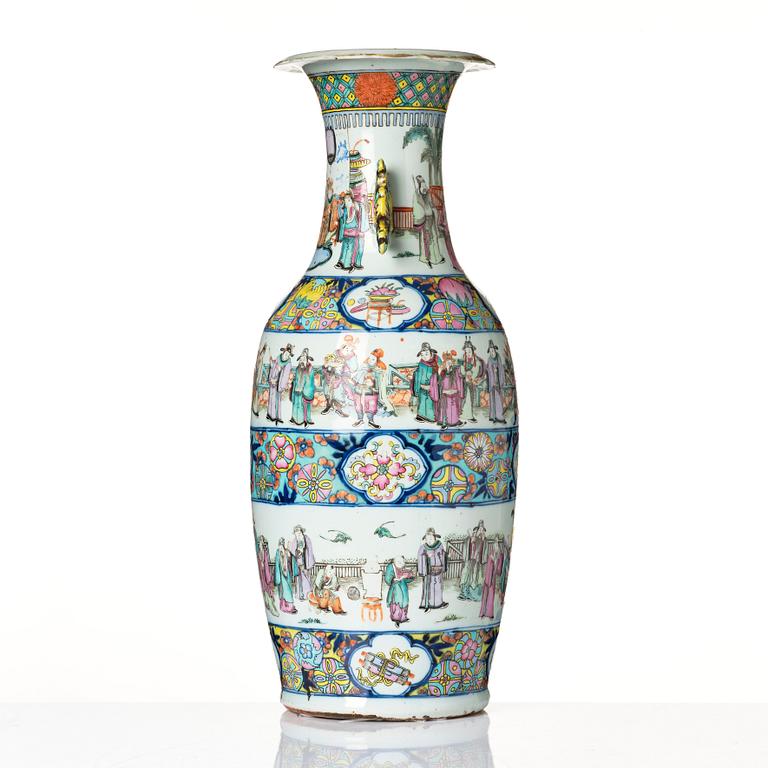 A large famille rose vase, Qing dynasty, 19th century.