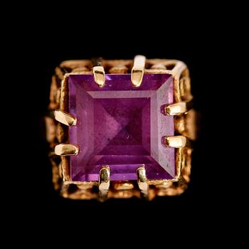 RING, 18 k guld, ametist. Total vikt ca 6 g.