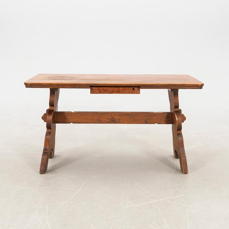 Table circa 1900.