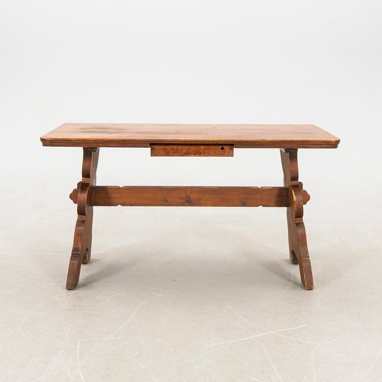 Table circa 1900.