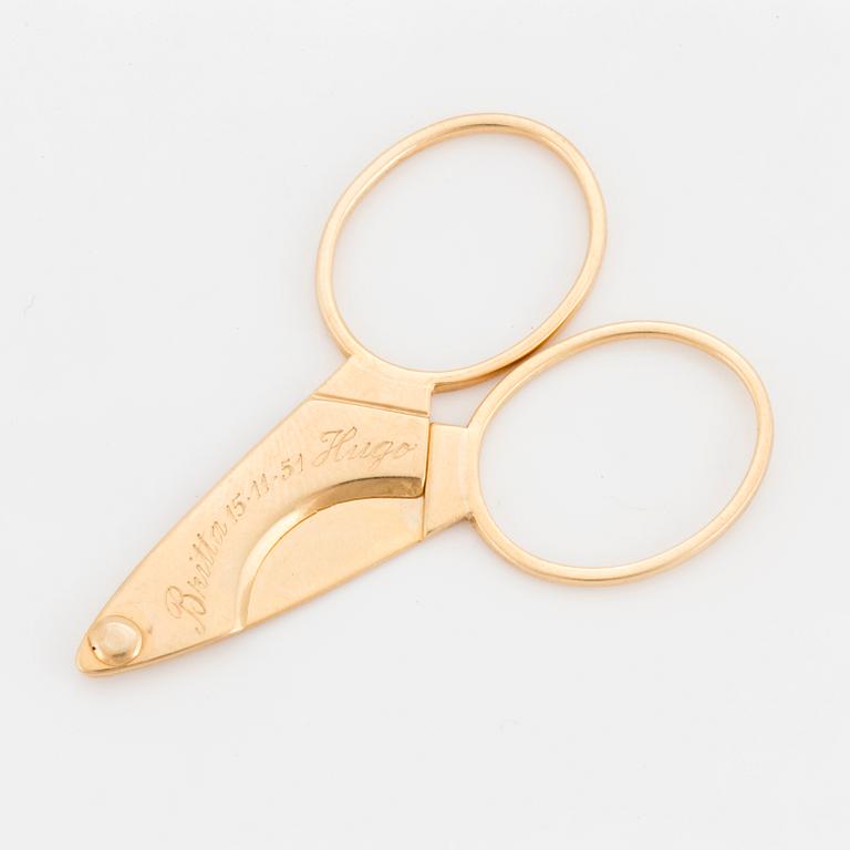 An 18K gold cigar-cutter.