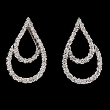 ÖRHÄNGEN, ett par, 18k vitguld med 70 briljantslipade diamanter, tot ca 0,35 ct. Tot vikt ca 4,3 gram.