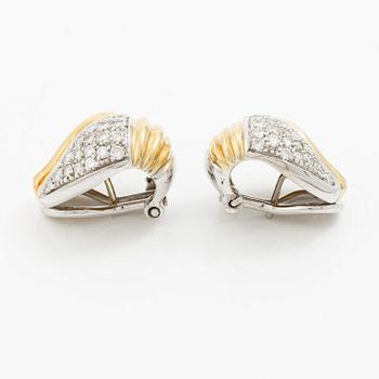 Ett par örhängen 18K guld och vitguld med runda briljantslipade diamanter.