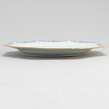 A blue and white serving dish, Qing dynasty, Qianlong (1736-95).