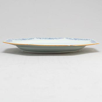 A blue and white serving dish, Qing dynasty, Qianlong (1736-95).