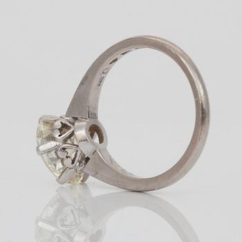 RING med gammalslipad diamant ca 3.05 ct, kvalitet L-M/VS, tillverkad av Hugo Strömdahl, Stockholm, 1946.