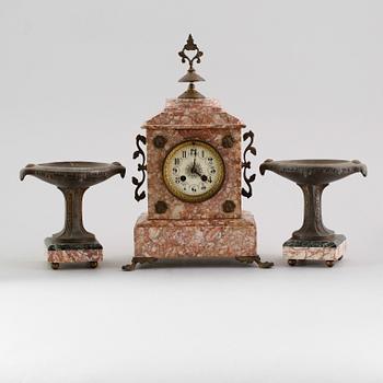 BORDSPENDYL, F Marti, Frankrike, 1800-talets andra hälft samt TAZZOR, 1 par, snarlika.