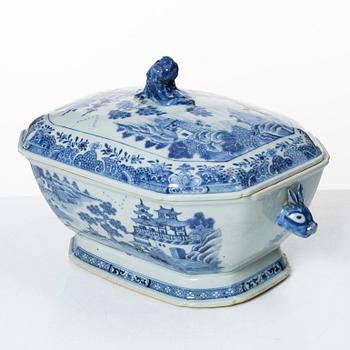 Terrin med lock, porslin. Qingdynastin, Qianlong (1736-95).