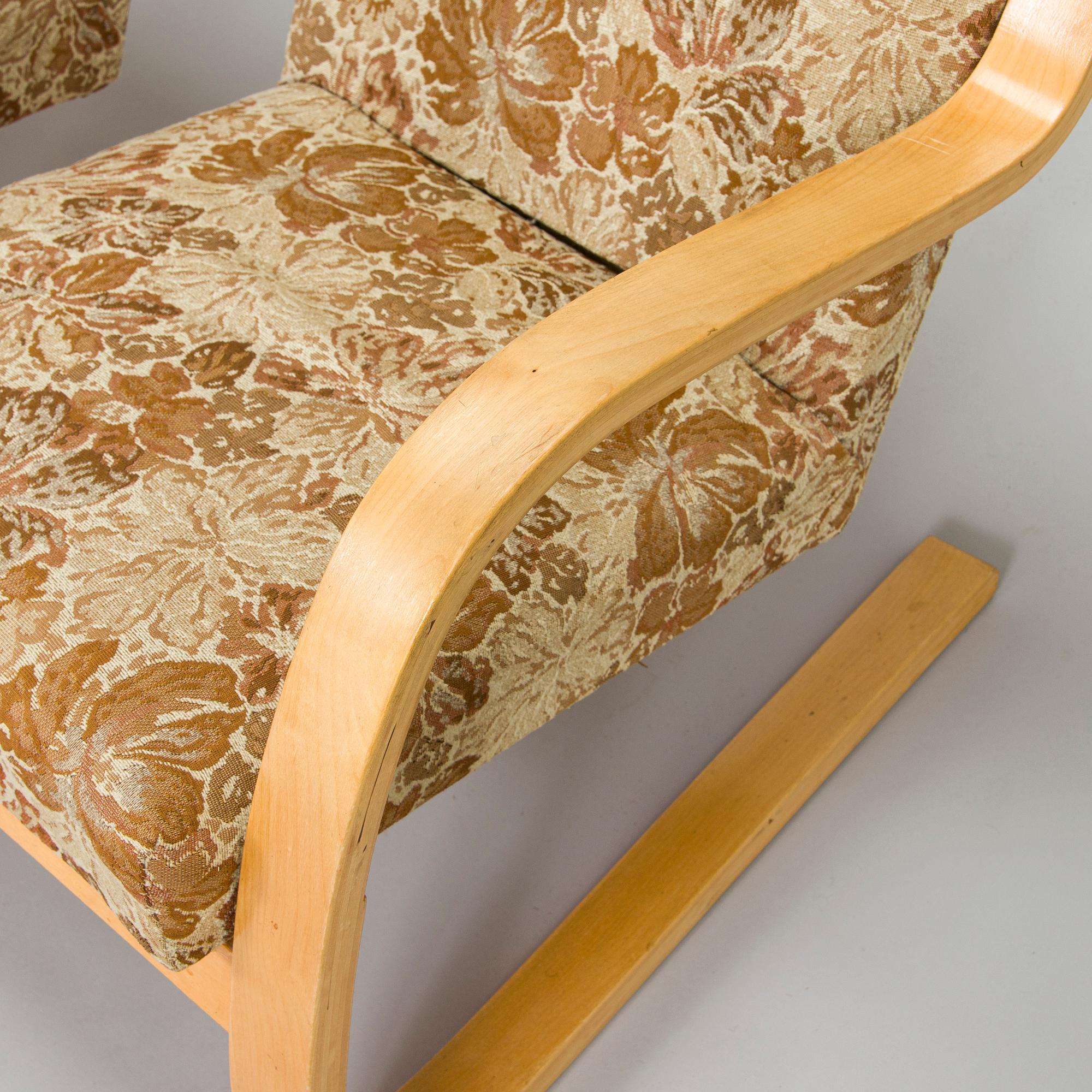 Alvar Aalto, fåtöljer ett par, modell 34 O.Y. Huonekalu- ja Rakennustyötehdas A.B. 1900-talets mitt.