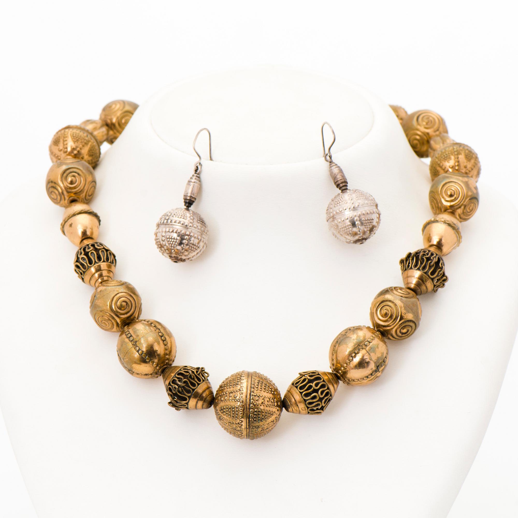 KALEVALA KORU, KAULAKORU ja KORVAKORUT, "Halikon kääty", pronssia, hopeaa.