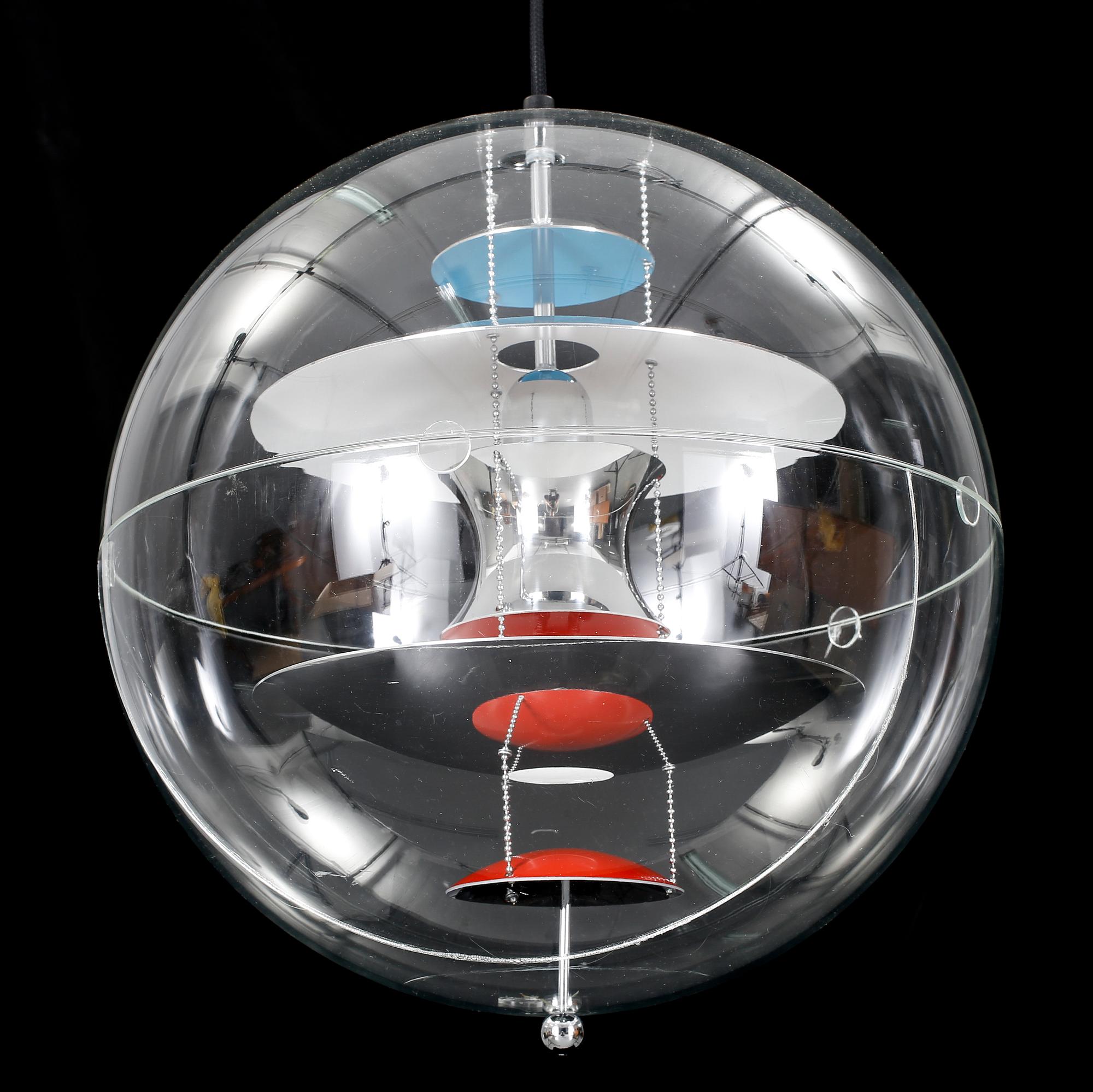 TAKLAMPA. "VP-Globe", Verner Panton för Louis Poulsen, Danmark, 2000-tal.