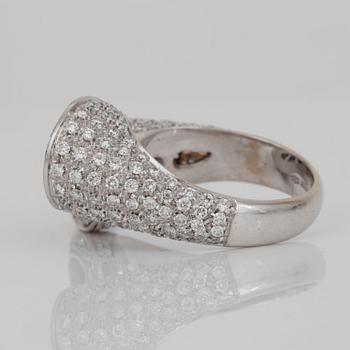 RING med droppformad safir och smaragd samt pavéfattade briljantslipade diamanter totalt ca 2.60 ct.