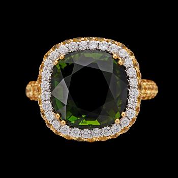 1029. A peridote, yellow sapphire and brilliant cut diamond ring, tot. app. 0.50 cts.