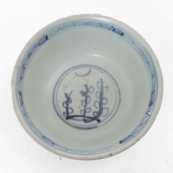 A Chinese blue and white porcelan bowl and a small vase, Ming dynasty (1368-1644).