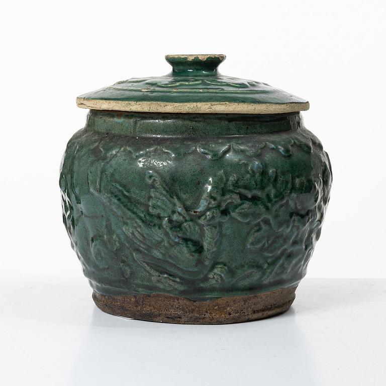 A green glazed jar, Southern China, Qing dynasty, 19th century.