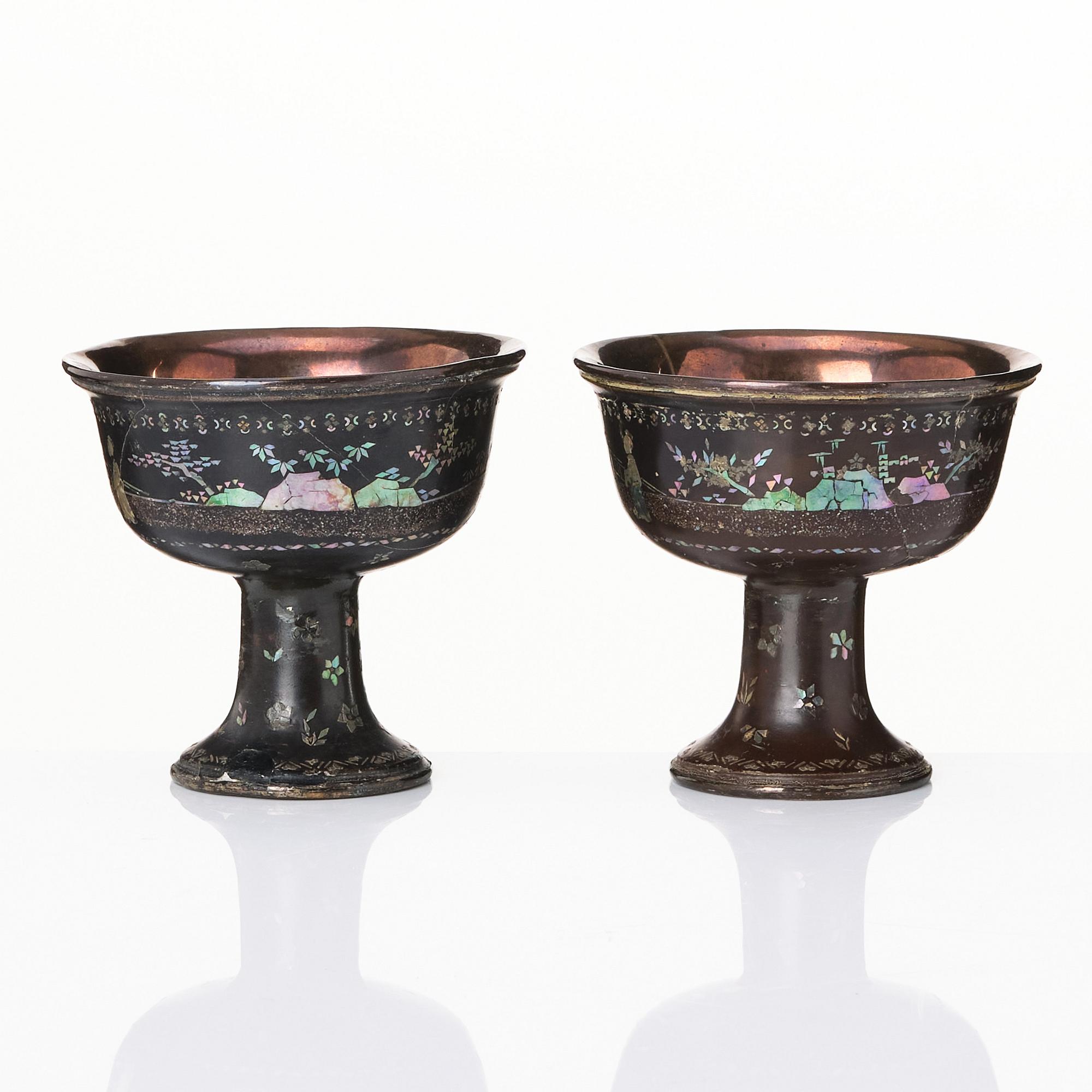 Stemcups, ett par, laque burgauté. Qingdynastin, 1700-tal.