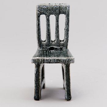 HEINI RIITAHUHTA, miniatyrskulptur, "Chair", porslin, signerad Heini Riitahuhta.
