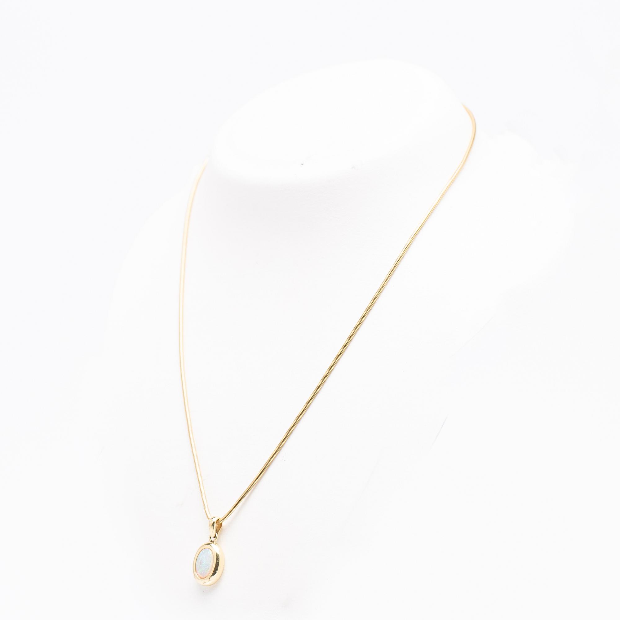 Necklace, 18k gold with opal.