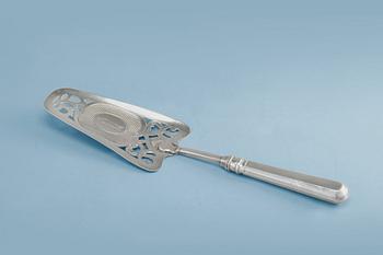 228. KALAOTIN, 84 hopeaa. J. E. Sällman Pietari 1860. Pituus 31 cm, paino 131 g.